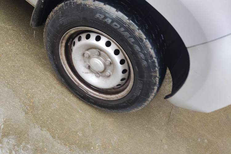 Used Wuling Rongguang New Truck 2021 1.5L Rural Version LV0 Extended Double-Cab L3C Right Front Wheel Hub