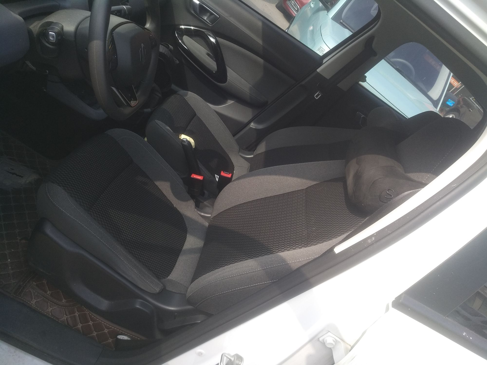 Переднее сиденье в автомобиле