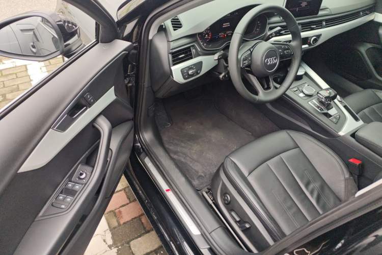 Used Audi A4L 2019 40 TFSI Fashion Edition China VI Emission Standard Driver Seat