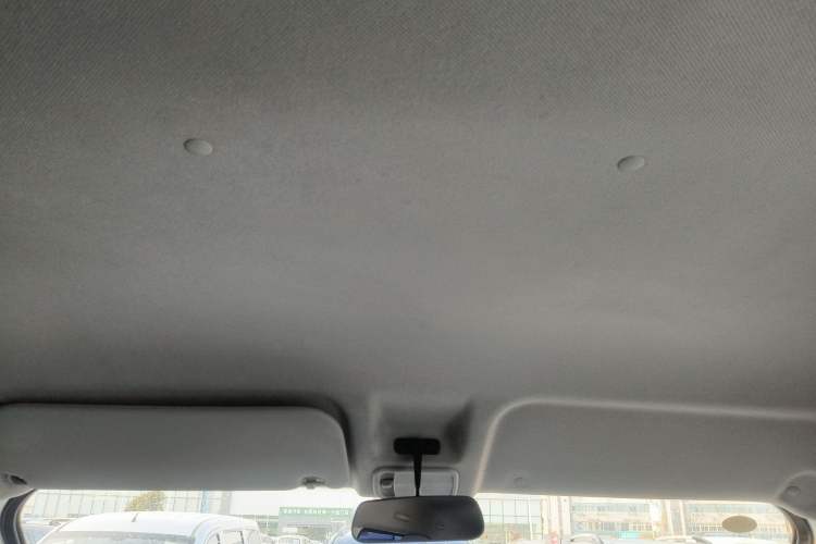 Used Wuling Yangguang 2024 300km Comfort-Grade Passenger Van 60kW
