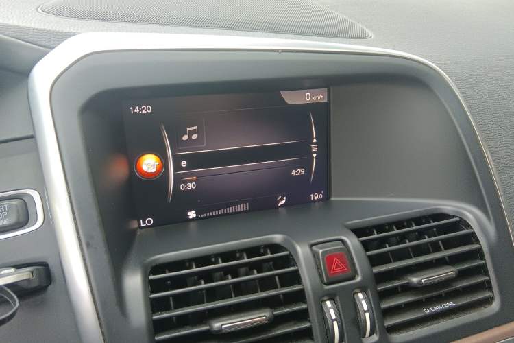 Used Volvo XC60 2017 T5 Smart Upgrade Edition Audio And AC Panel