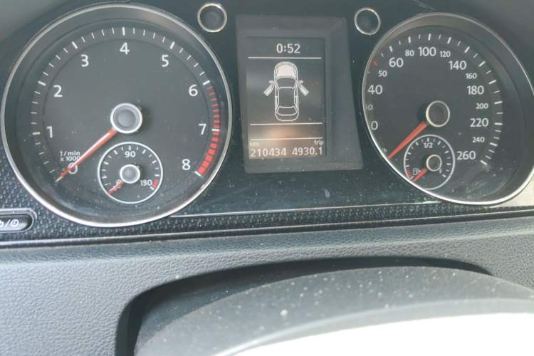 Used Volkswagen Magotan 2015 1.8TSI Luxury Model Odometer Close Up