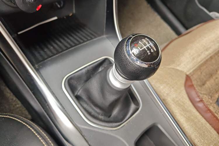 Used BYD Song 2016 GaiShi Edition 1.5TI Manual Elite Model Gear Lever