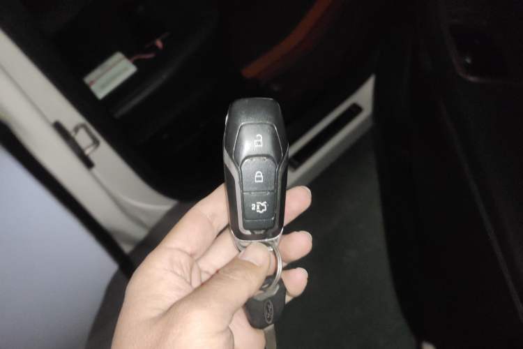 Used Ford Edge 2016 EcoBoost 245 Two-Wheel-Drive Titanium 7-Seater Vehicle Key