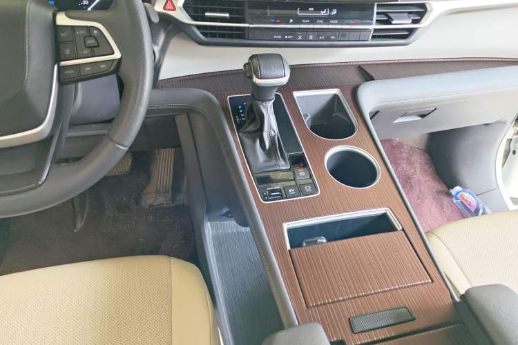 Used Toyota Granvia 2023 2.5L Hybrid Comfort Edition
