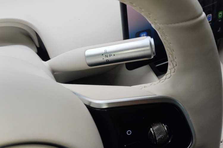 Used Hima Luxeed R7 2024 All-Electric 667 km Max Gear Lever