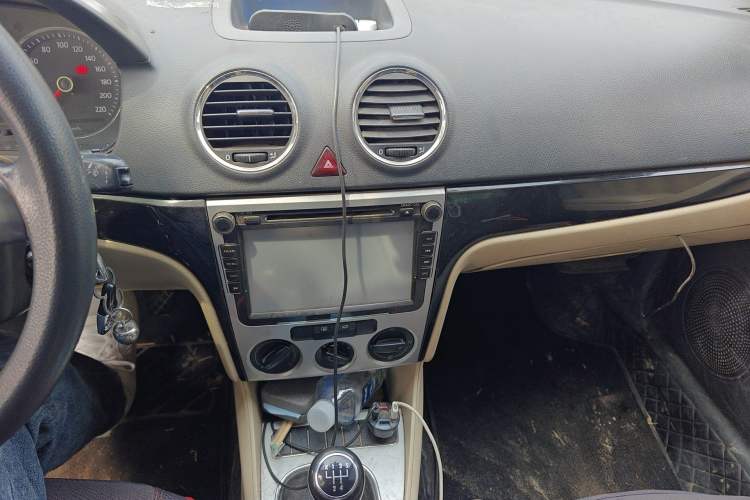 Used Volkswagen Lavida 2011 1.6L Manual - Premium Edition Audio And AC Panel