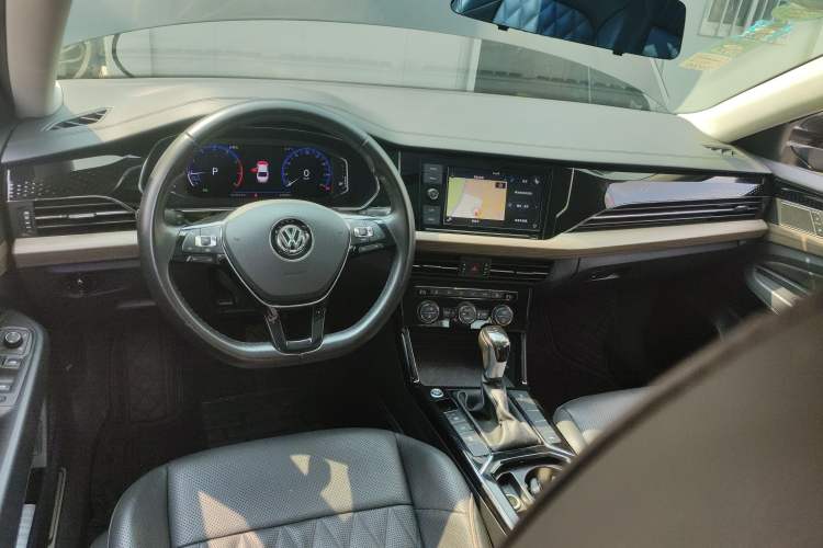 Used Volkswagen Passat 2019 330TSI Luxury Edition China VI Standard Center Console