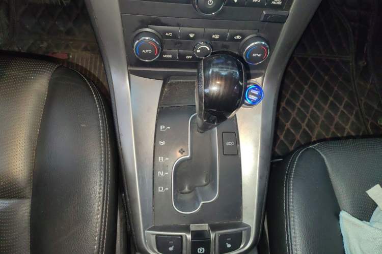 Used Chevrolet Captiva 2017 2.4L 4x4 Flagship Edition 7-Seater Gear Lever