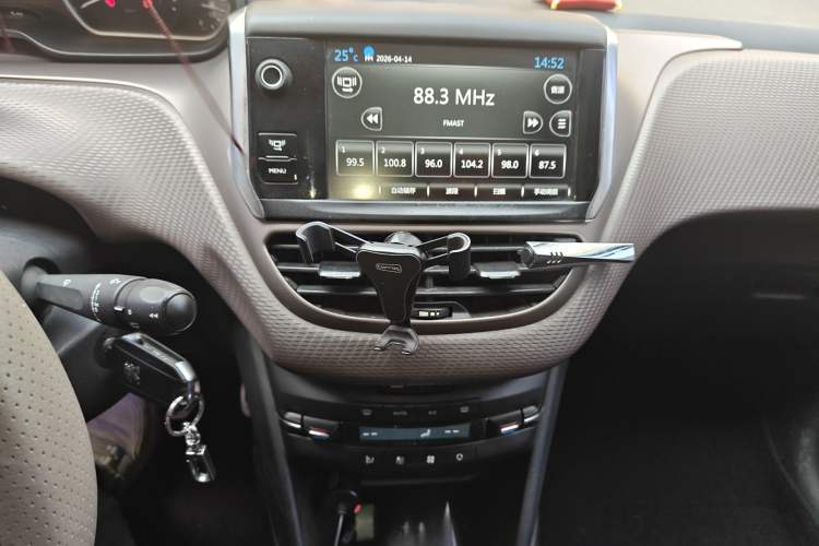 Used Peugeot 2008 2015 1.6THP Roland Garros Edition Audio And AC Panel