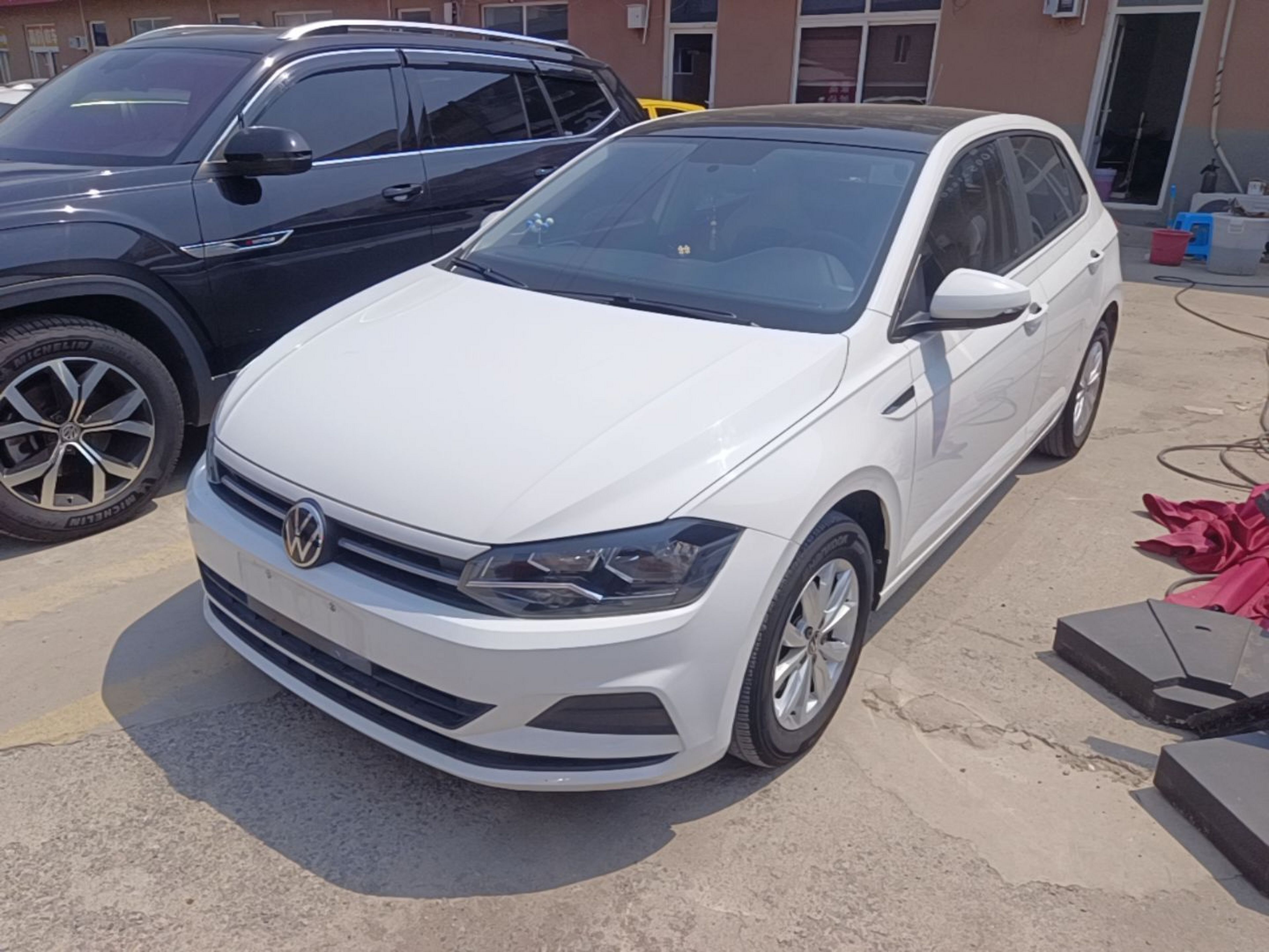 Под передней частью автомобиля