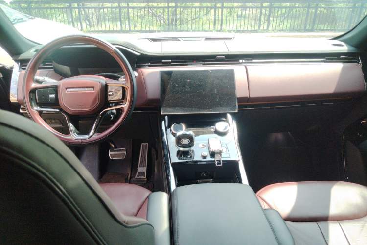 Used Land Rover Range Sport 2023 400PS Dynamic SE Center Console