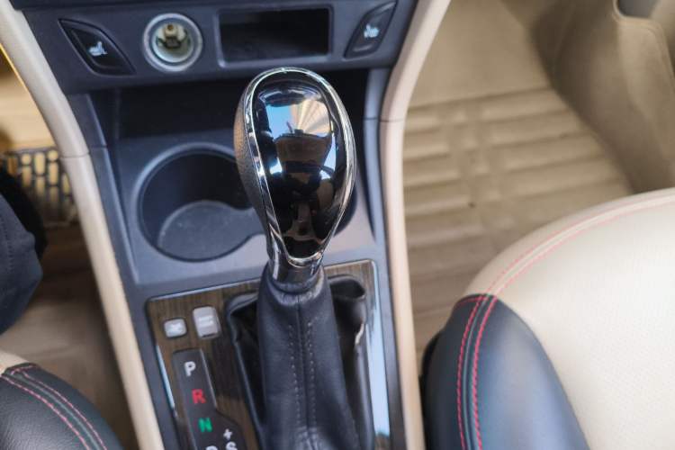 Used FAW Yingzhi 737 2016 1.5L CVT Luxury Navigation Edition Gear Lever