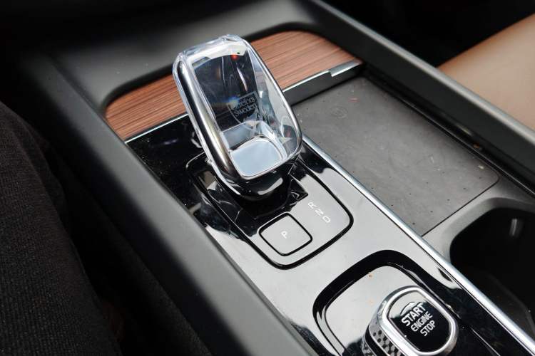 Used Volvo XC60 2025 B5 Four-Wheel Drive Smart & Advanced Luxury Edition Gear Lever