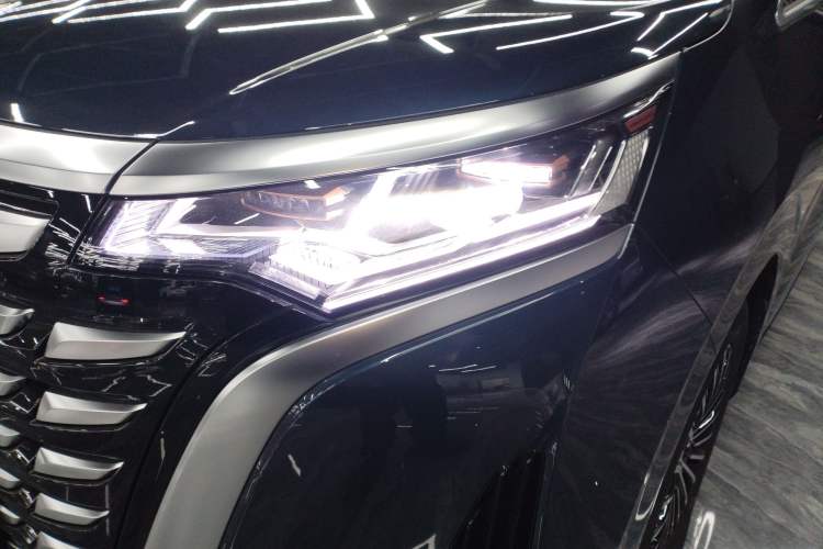 Used Denza D9 2022 DM-i 1040 Prestige Model
