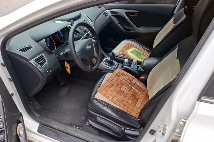 Used Hyundai Elantra (5th Generation / Langdong) 2016 1.6L Automatic Smart Version