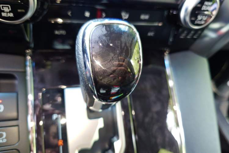 Used Toyota Vellfire 2020 Dual-Engine 2.5L HV Luxury Edition Gear Lever