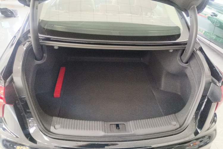 Used Hongqi H5 2025 2.0T Automatic Flag Edition – 500 000 Units Commemorative Version