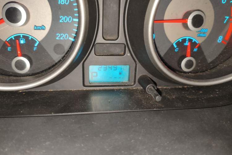 Used Buick Excelle 2015 1.5L Automatic Classic Model Odometer Close Up