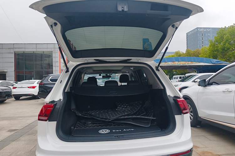 Used Volkswagen Tiguan L 2019 Updated Version 330TSI Automatic Two-Wheel Drive Panoramic Comfort Edition China VI Standard Trunk