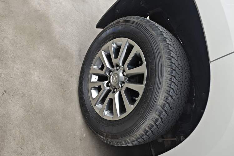 Used Toyota Prado 2018 3.5L Automatic TX-L with Rear-Mounted Spare Tire Right Rear Wheel Hub