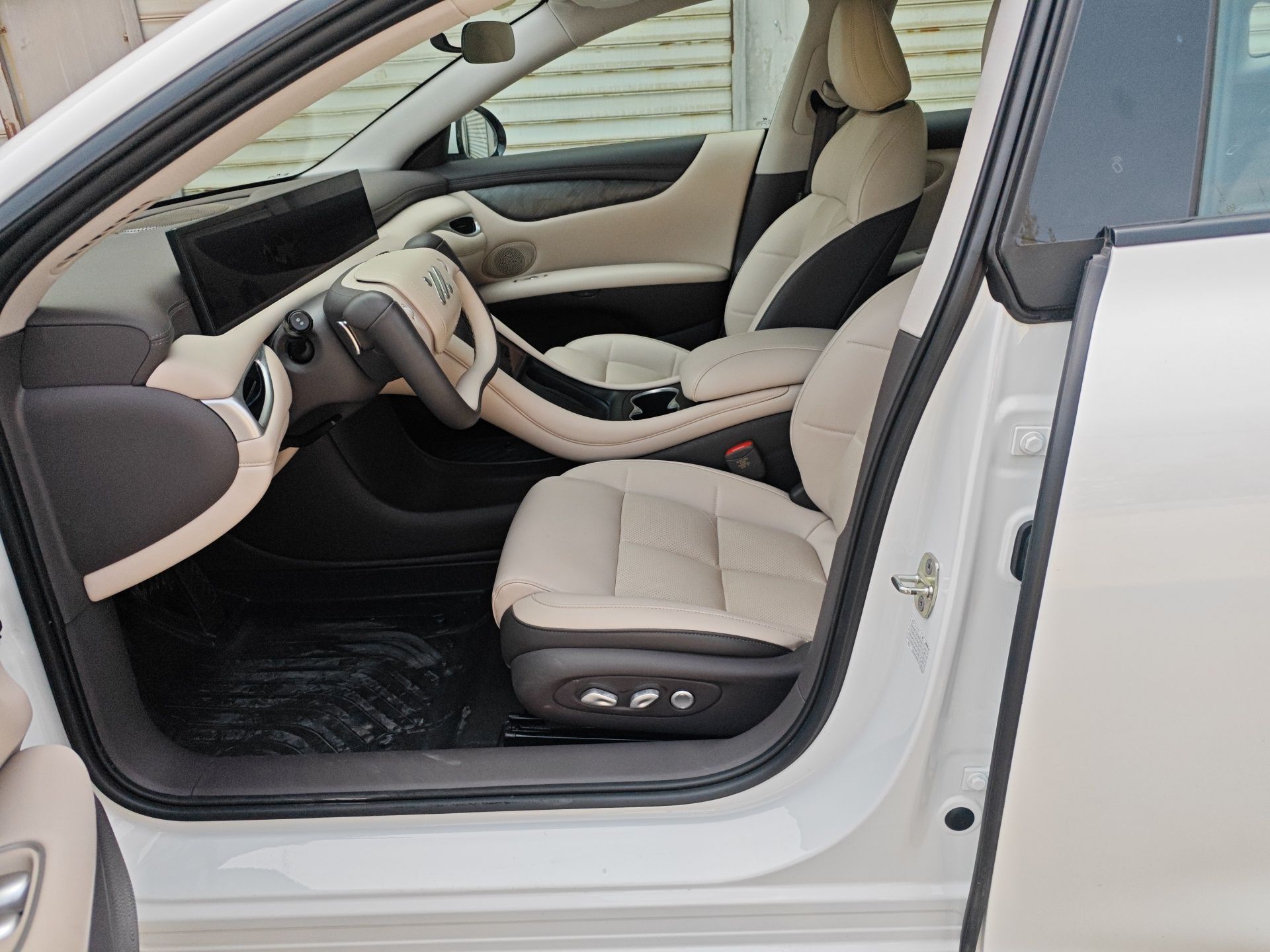 Переднее сиденье в автомобиле