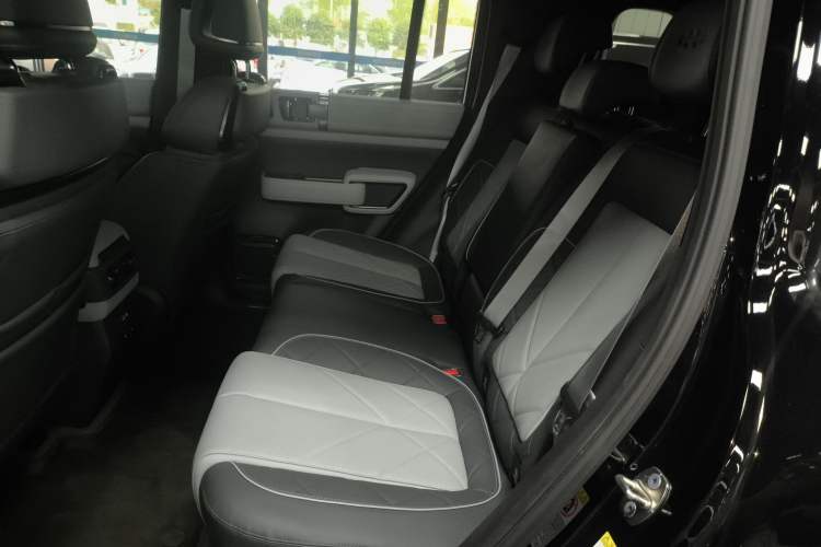 Used Formula Leopard 5 2023 Navigator Edition
