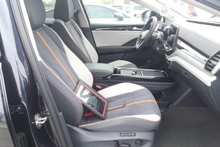 Used Volkswagen ID.6 CROZZ 2022 High-Performance PRIME Edition Right Front Seat