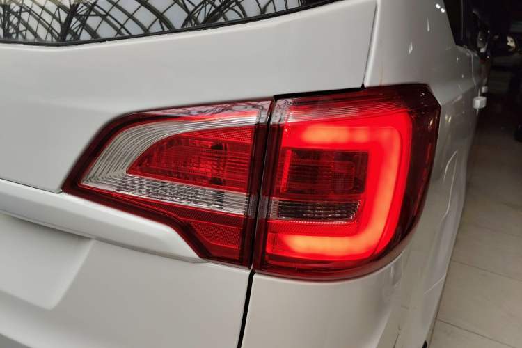 Used Baojun 730 2016 1.5L Manual Value Edition 7 Seats China V Emission Standard Right Rear Taillight
