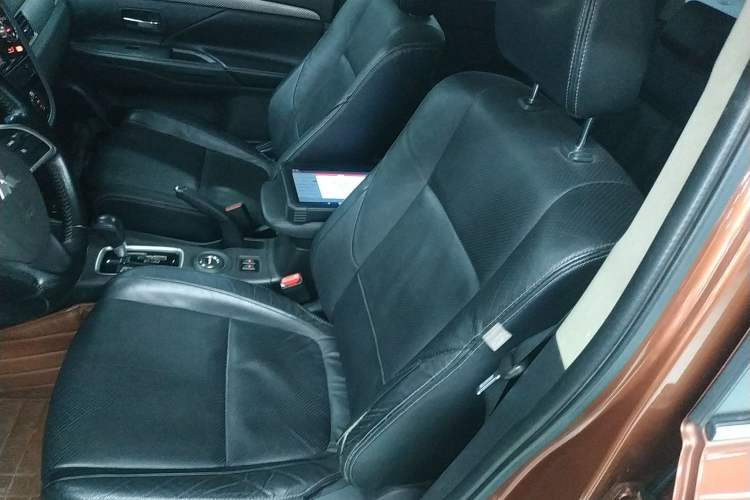 Used Mitsubishi Outlander 2013 2.4L Four-Wheel Drive Luxury Navigation Version 7 Seats