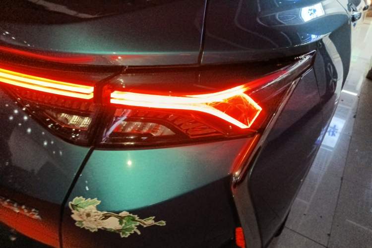 Used Dongfeng Aeolus Yixuan 2021 230T Automatic Chasing Shadow Edition Right Rear Taillight