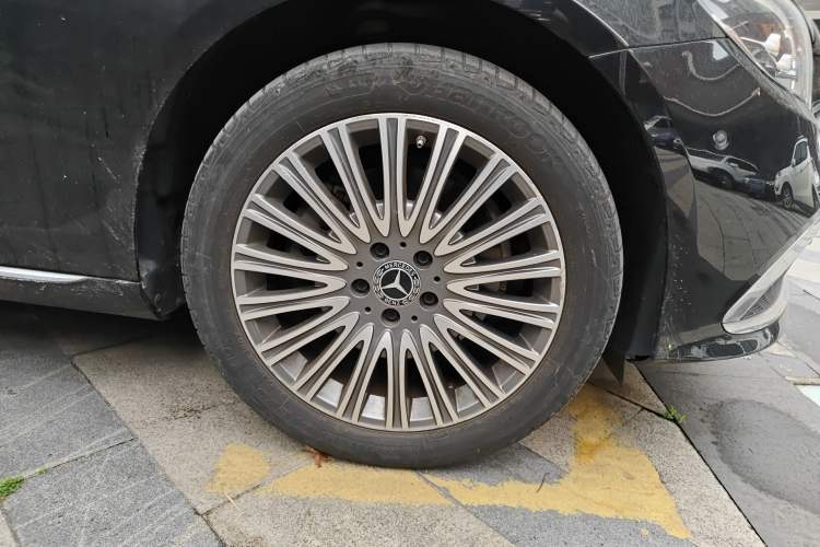 Used Mercedes-Benz E-Class 2023 E 300 L Luxury Model Right Front Wheel Hub