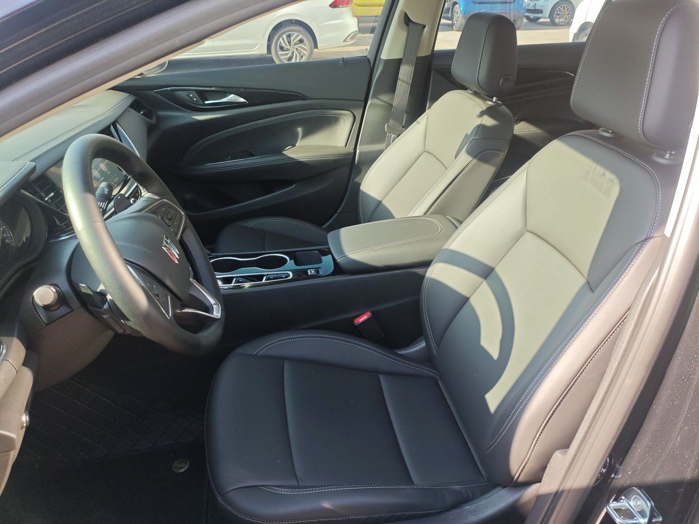 المقاعد الأمامية داخل السيارة