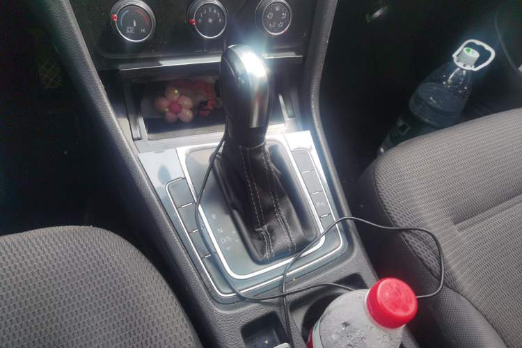 Used Volkswagen Golf 2017 1.6L Automatic Comfort Million-Vehicle Anniversary Edition Gear Lever