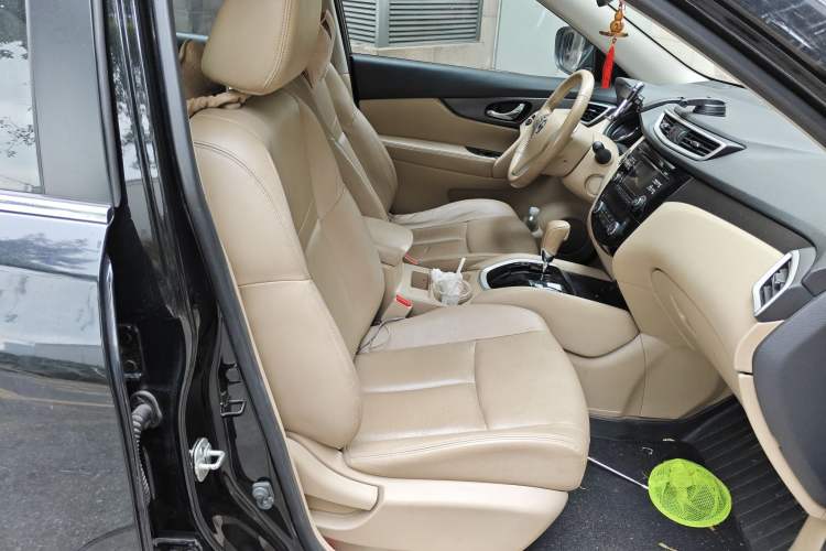 Used Nissan X-Trail 2014 2.0L CVT Comfort Edition 2WD Right Front Seat