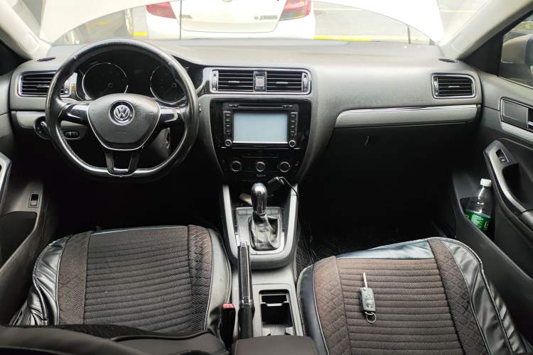 Used Volkswagen Sagitar 2015 1.6L Automatic Comfort Model Center Console