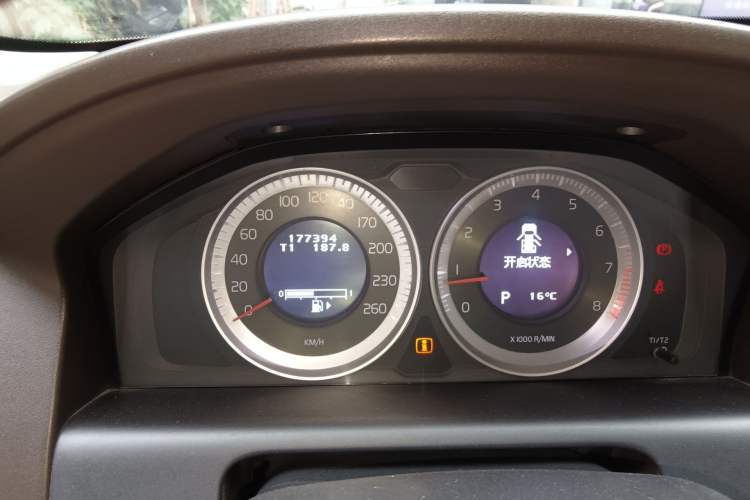 Used Volvo XC60 2011 2.0T ZhiZun Edition Odometer Close Up