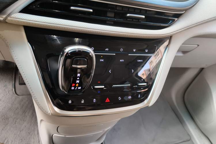 Used Buick GL8 2022 ES Landtrek 653T Luxury Edition Gear Lever