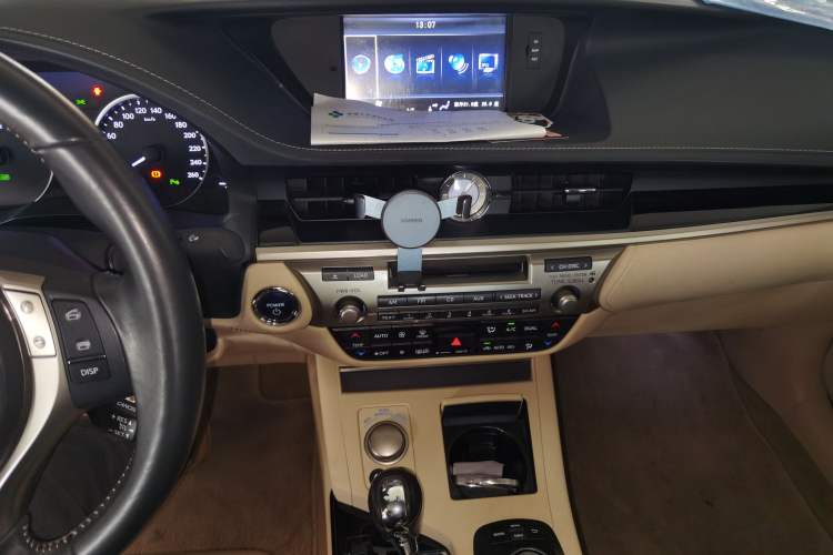 Used Lexus ES 2013 300h Elite Edition
