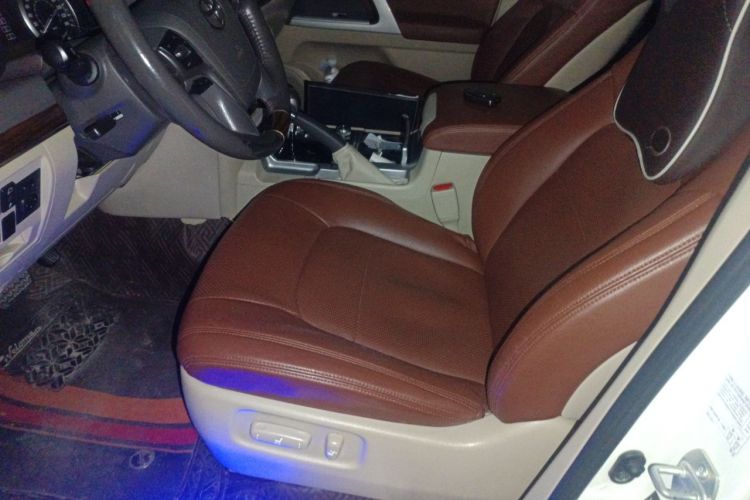 Used Toyota Land Cruiser 2018 4.0 GX-R Eight Cylinders No Winch Outboard Mount Middle East
