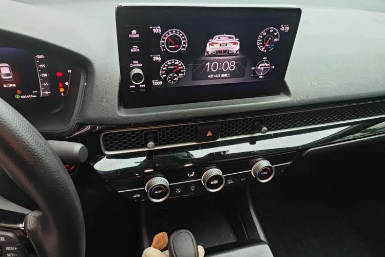 Used Honda Civic 2023 240TURBO CVT Dynamic Edition Audio And AC Panel