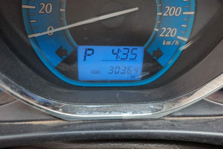 Used Toyota YARiS L Zhi Xuan 2015 1.5E Automatic Charm Edition Odometer Close Up