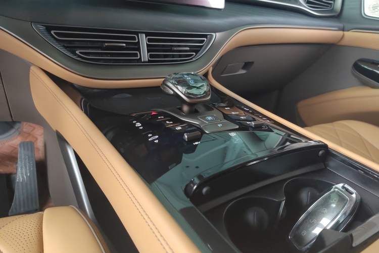 Used Denza D9 2022 DM-i 970 Four-Wheel Drive Prestige Model
