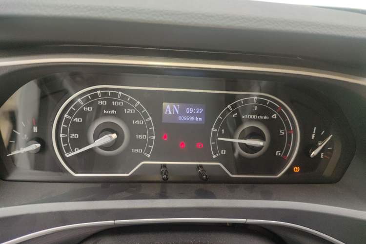 Used SAIC MAXUS Xintu V80 2023 2.0T AMT Classic Aoyuntong Power Version Long Wheelbase Mid-Roof Design 6/7/8/9-Seater