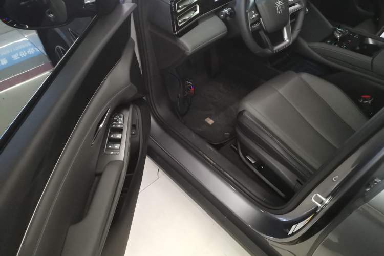 Used BYD Qin L 2025 DM-i Smart Drive 120KM Leading Model