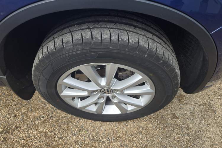 Used Volkswagen Touareg 2017 3.0 TSI Touareg Model Right Front Wheel Hub