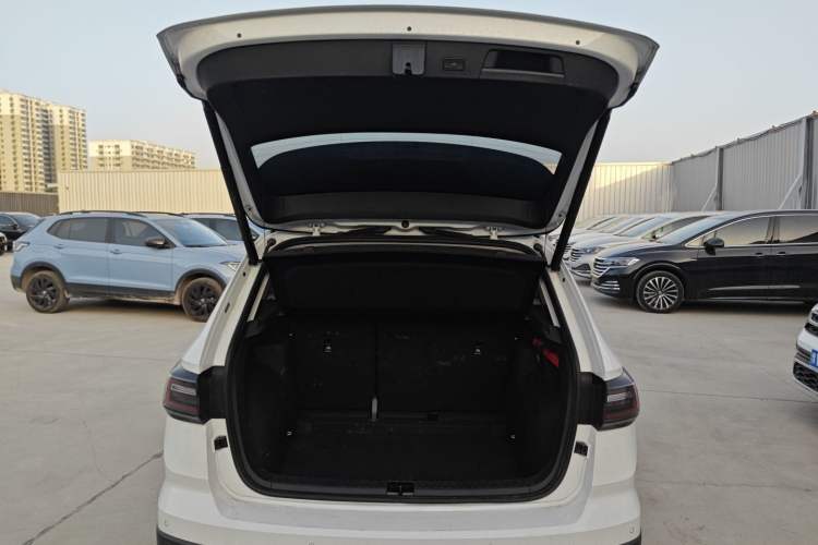 Used Volkswagen Tharu 2024 300TSI Two-Wheel-Drive Moon Luxury Edition
