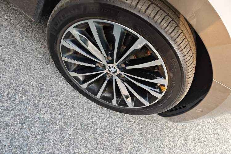 Used Skoda Superb 2016 TSI380 DSG Prestige Edition Right Front Wheel Hub
