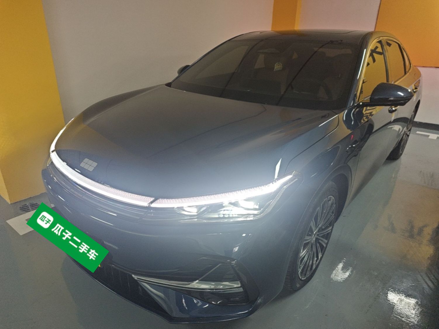 Unter der Vorderseite des Autos