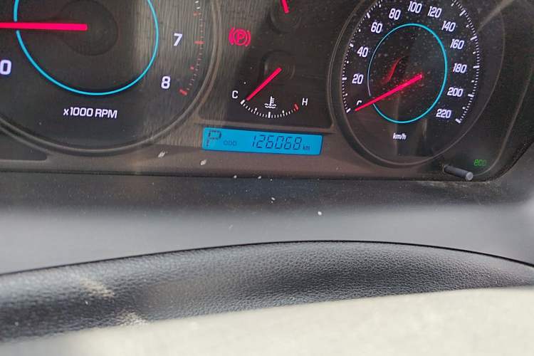 Used Chevrolet Captiva 2012 2.4L 4x4 Flagship Edition 7 Seats Odometer Close Up